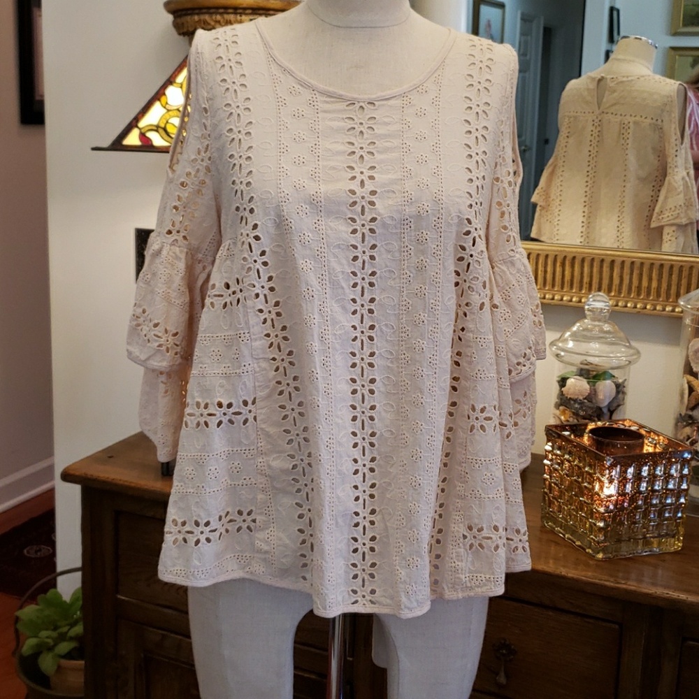 Eyelet Cirana top,